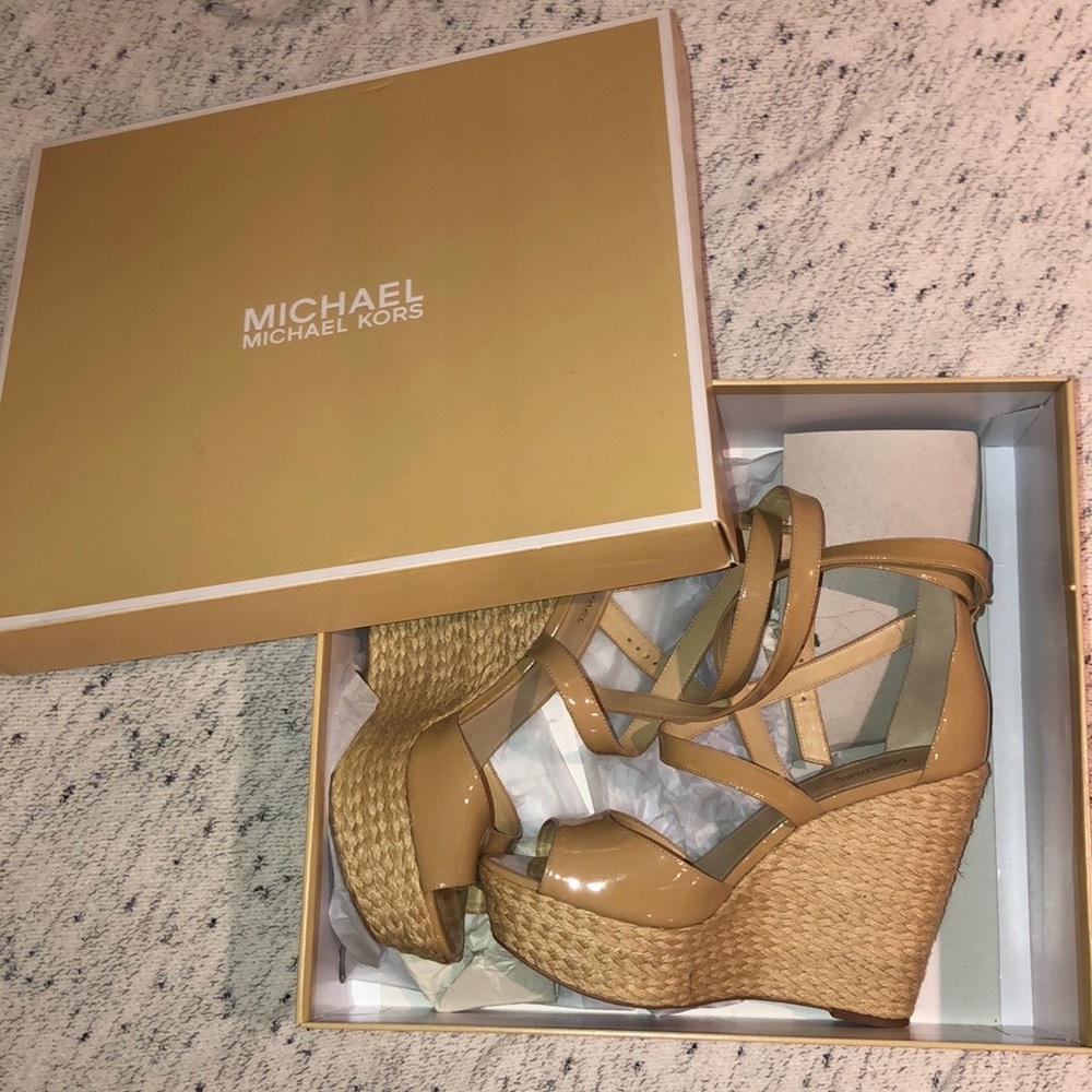 Michael Kors Sandel wedges 😍